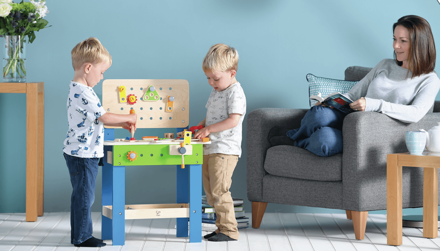 Niños usando SET MAESTRO CONSTRUCTOR 